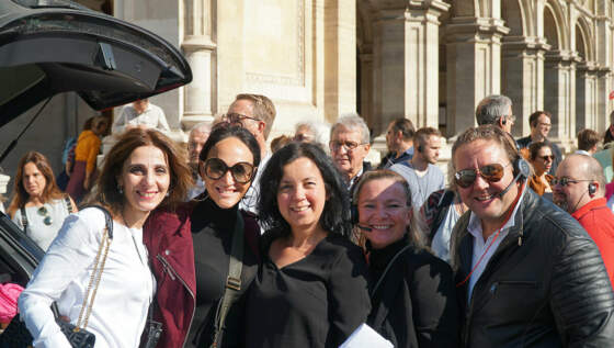 Zugang zu den kulturellen und kulinarischen Highlights ermöglichten Claudius Proll und seine Ehefrau Kerstin Proll, die für die Teilnehmer eine Stadtführung organisierten. Asya Avakyan (DECOR-UNION), Kerstin Proll (Leisten- und Profilherstellers Kügele) Anna Meyer (Netzwerk Boden), Natascha Grabner (Leisten- und Profilhersteller Kügele) und Claudius Proll (v. l. n. r.)